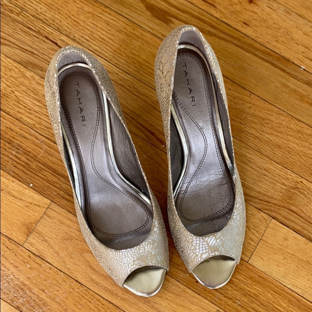 Tahari Pumps